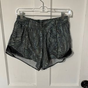 Women’s Lululemon 4” Hotty Hot LR Shorts Size 8